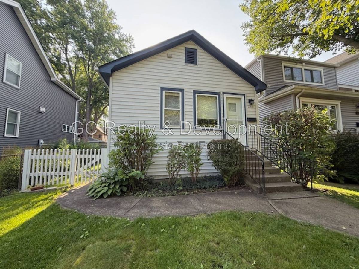 2415 Hastings Ave – photo 1