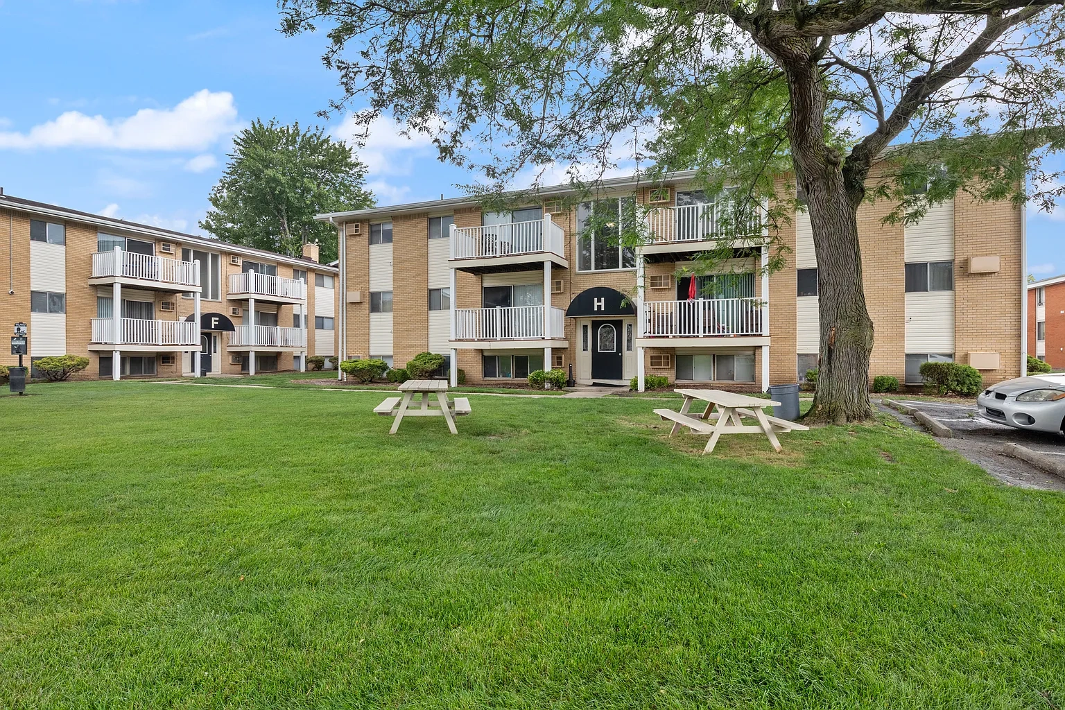 Miracle Manor Apartments – photo 4