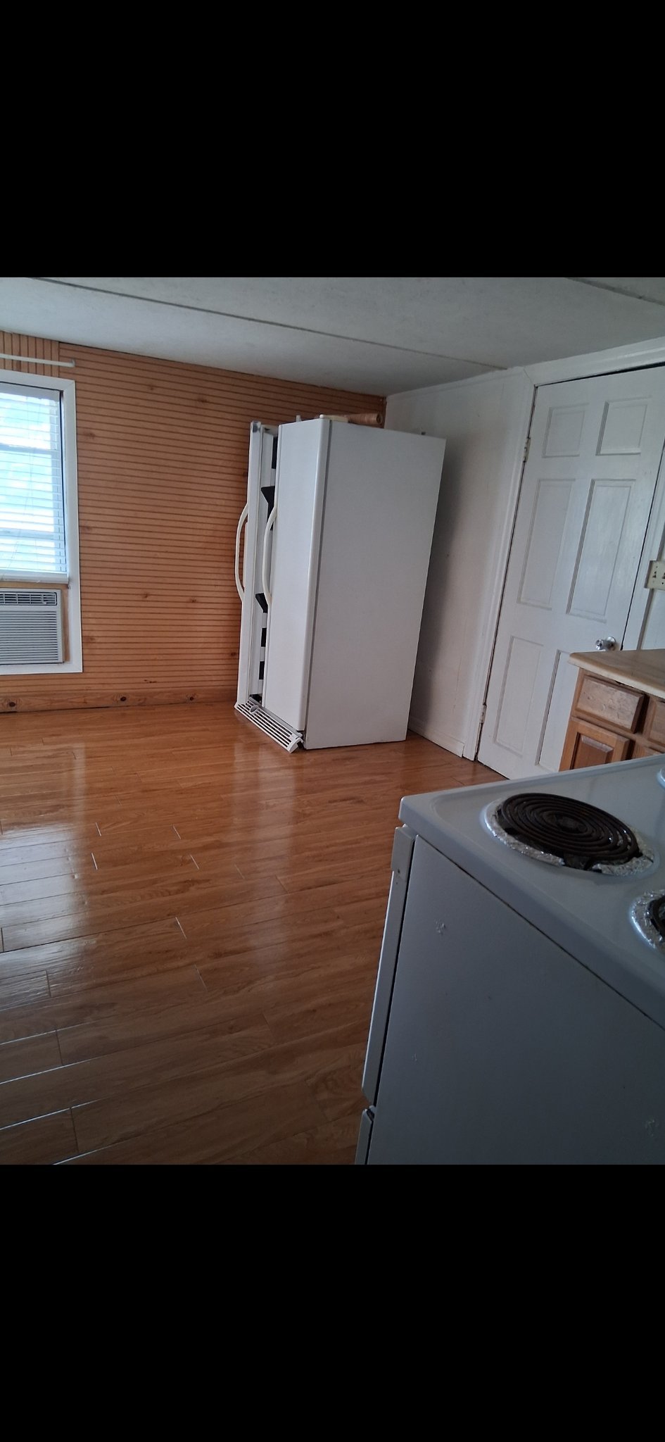 111 Laura St – photo 4