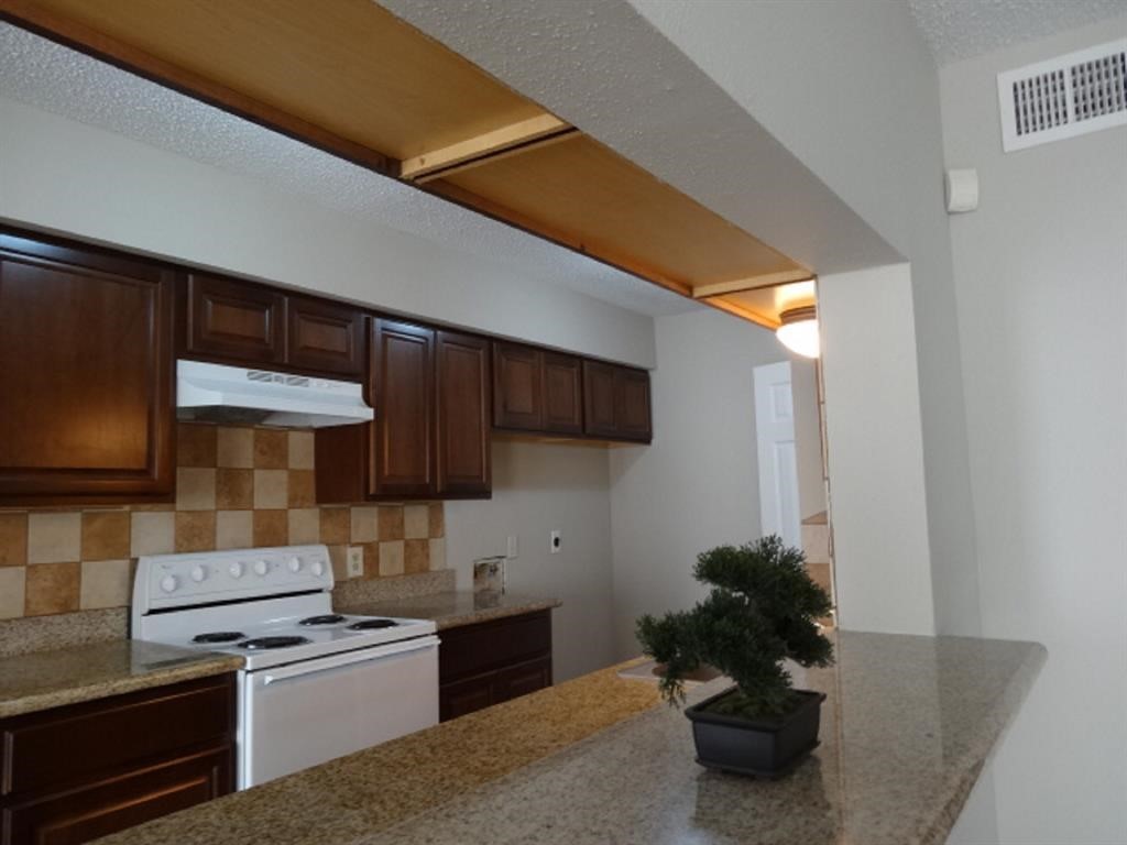 15521 Weldon Dr – photo 2