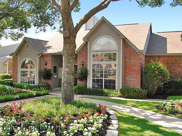 Woodhollow Apartment Homes – photo 3