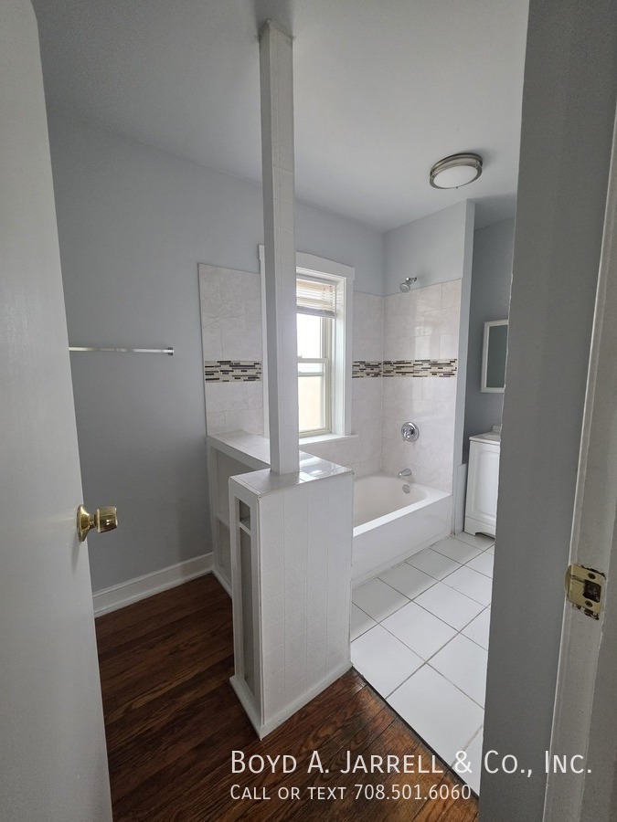 10853 S Vernon Ave – photo 4