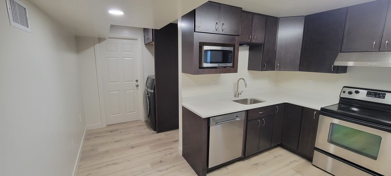 137 E Pear St – photo 4