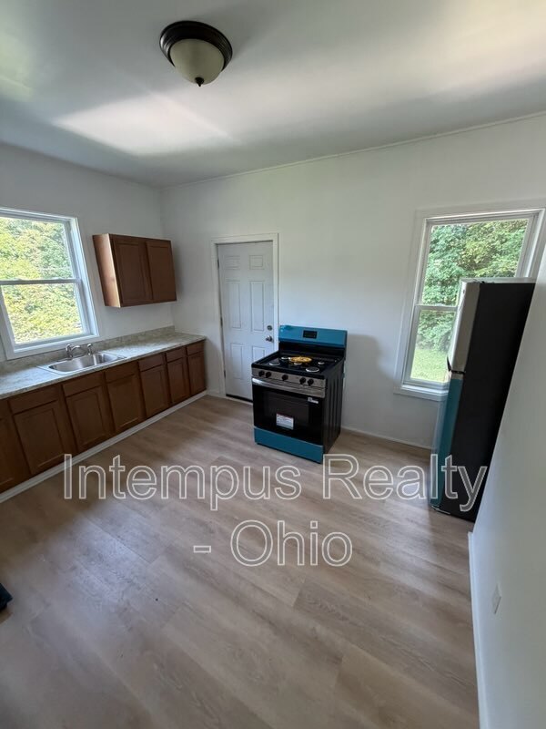 550 W Myrtle Ave – photo 2