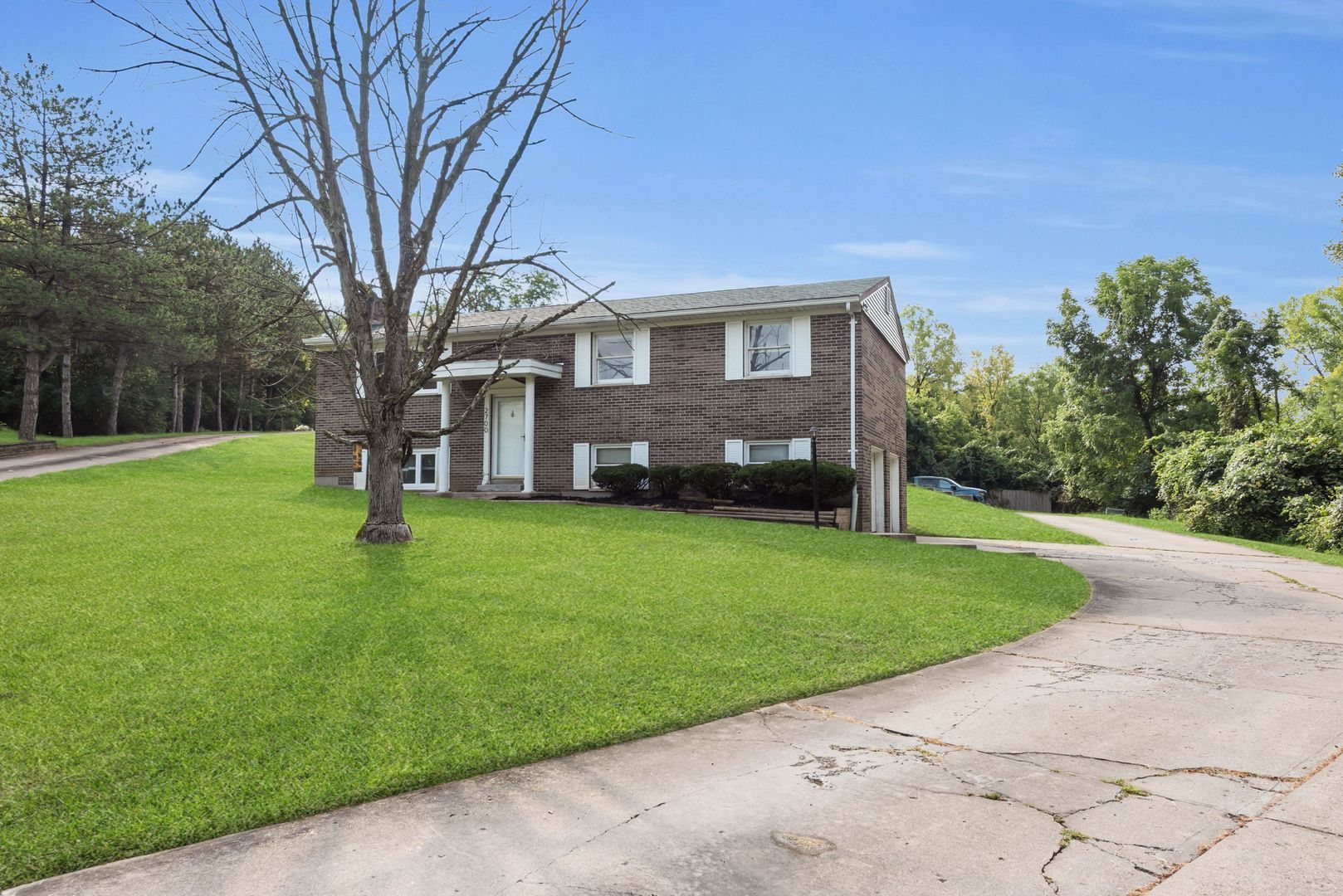 2700 Queenswood Dr – photo 3