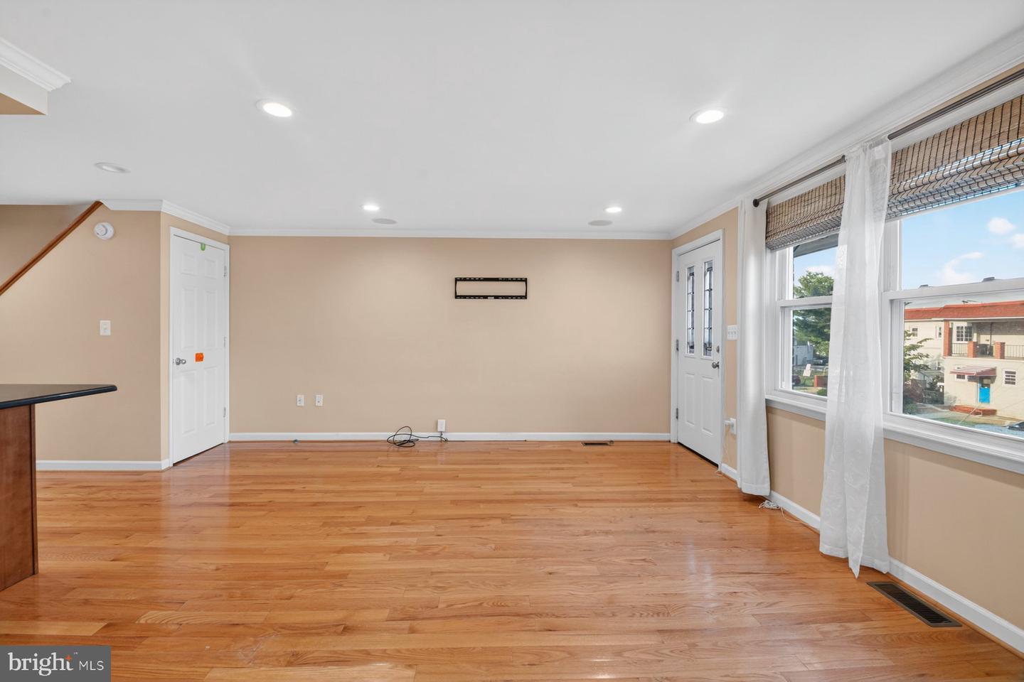 643 47th St – photo 4