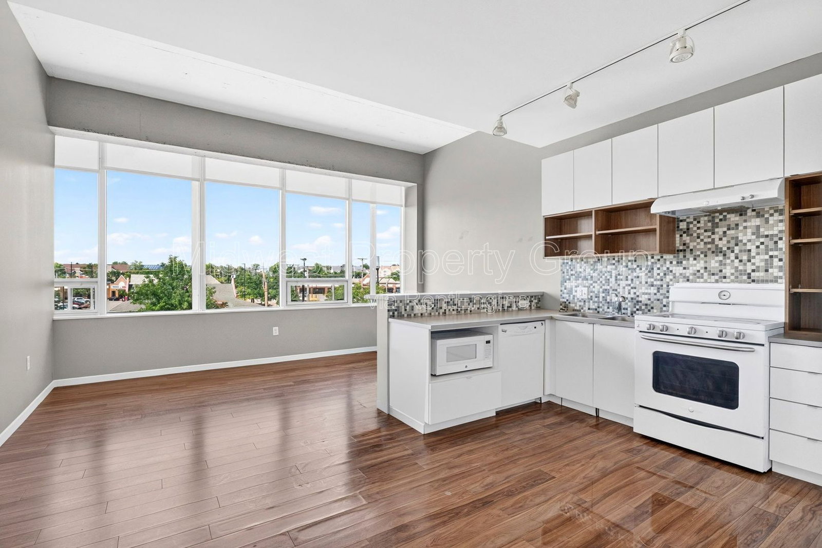 4100 Lindell Blvd unit 302 – photo 2