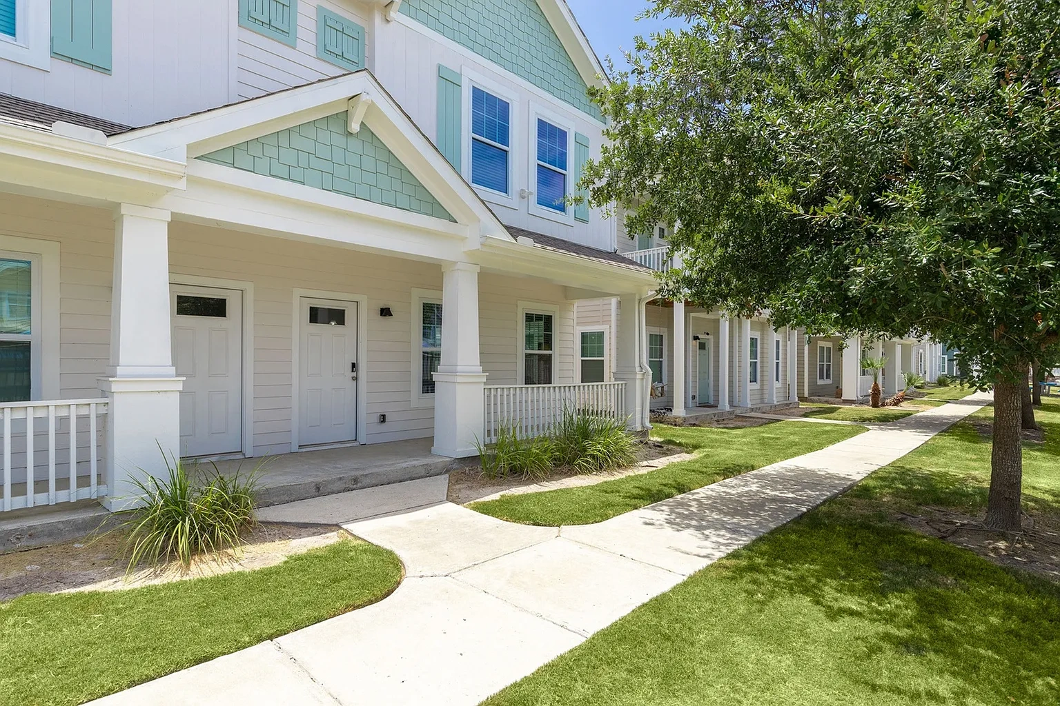 Seaglass Apartments & Townhomes – photo 1