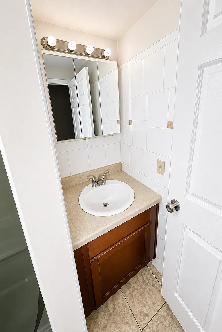 Colonial Arms Apartments – photo 1