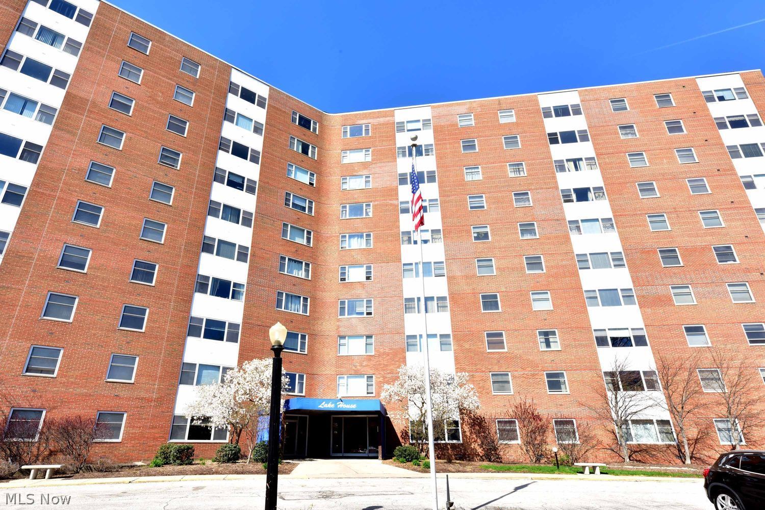 11850 Edgewater Dr unit 820 – photo 2