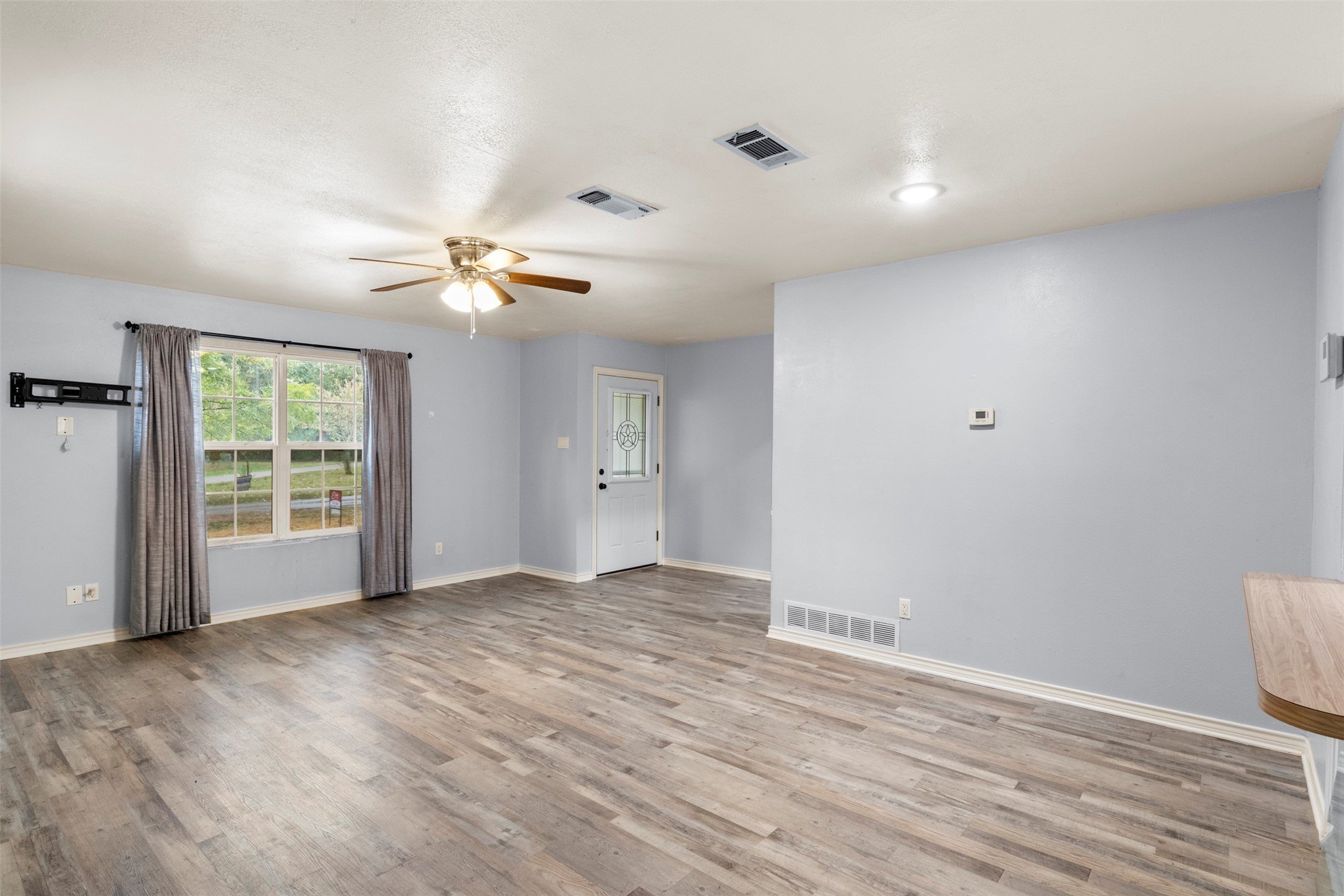 521 Hilltop Dr – photo 5