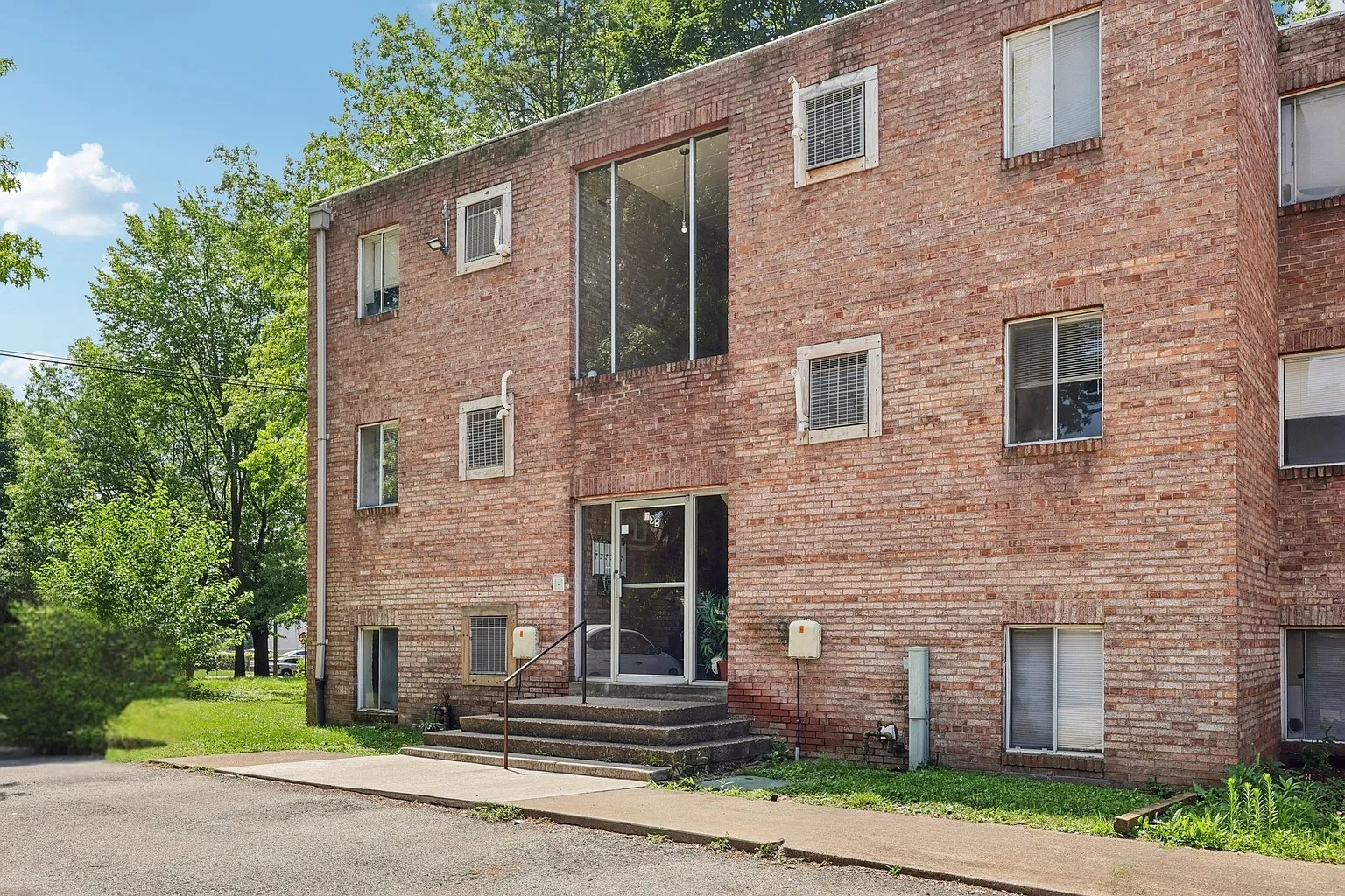 Roberta Gardens Apartments – photo 4
