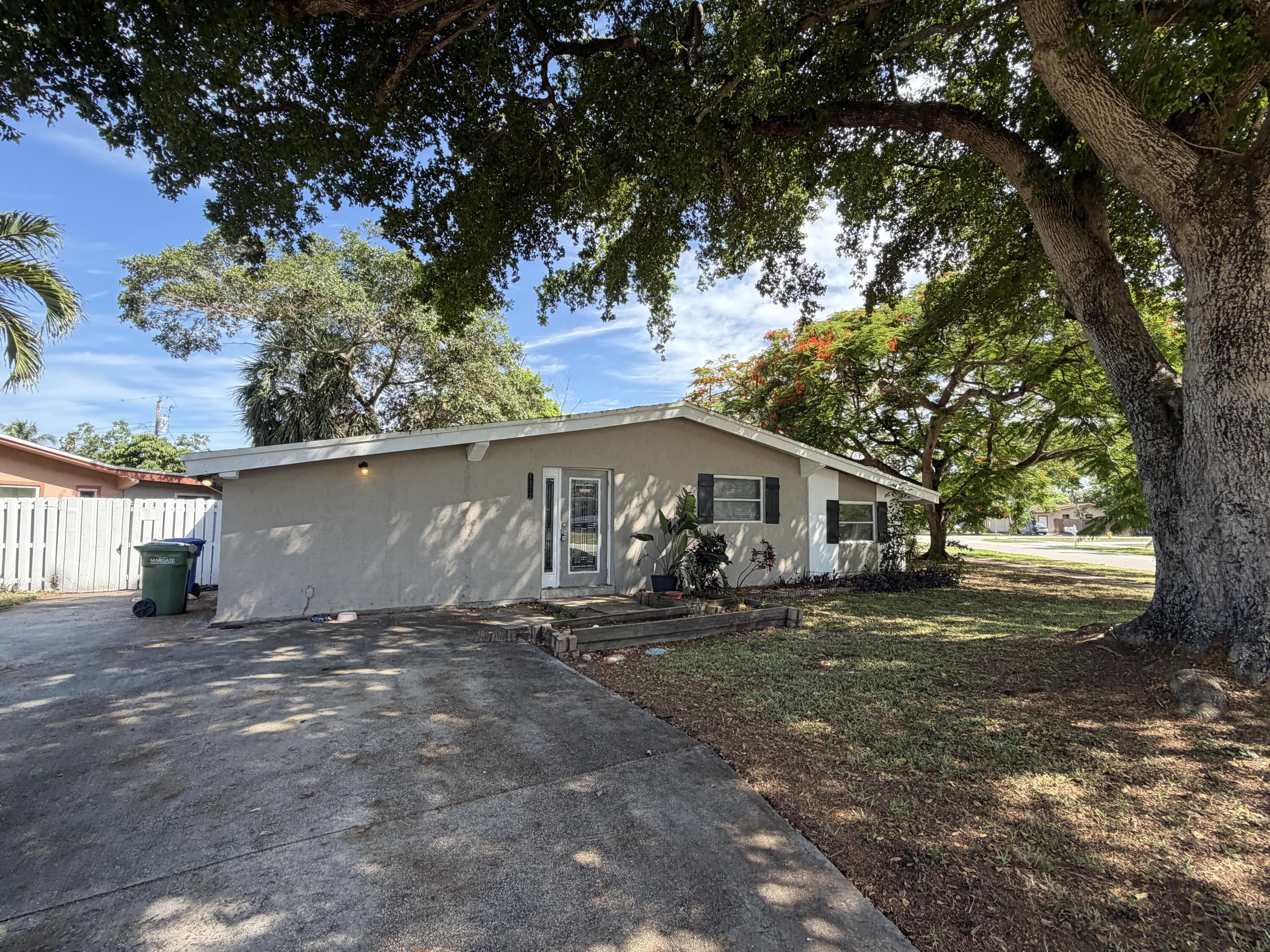5572 SW 6th Ct – photo 1