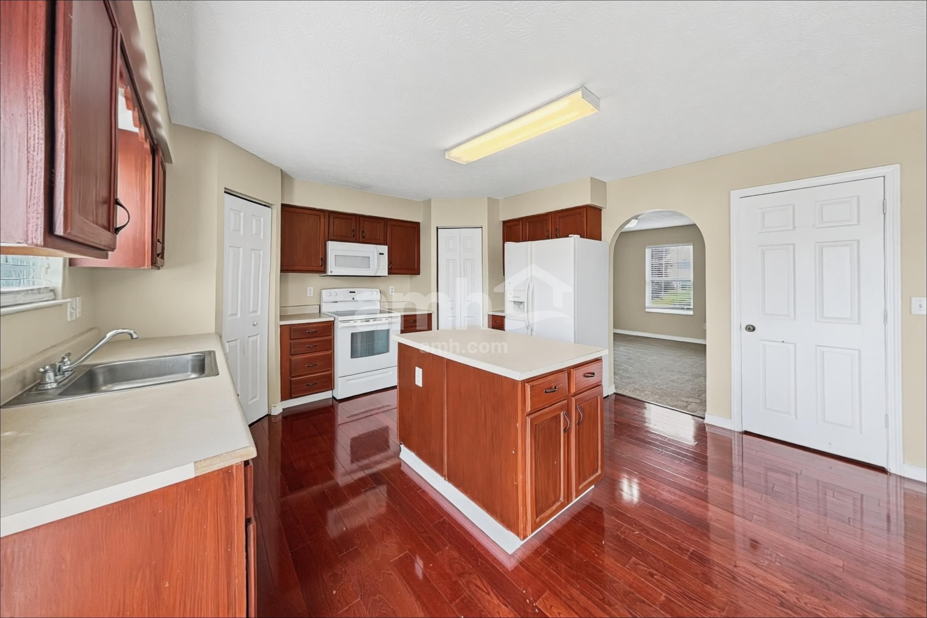 838 Avalon Dr – photo 3