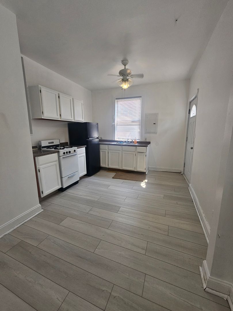 1327 W 67th St unit 1327 W 67th St APT. 1 – photo 3