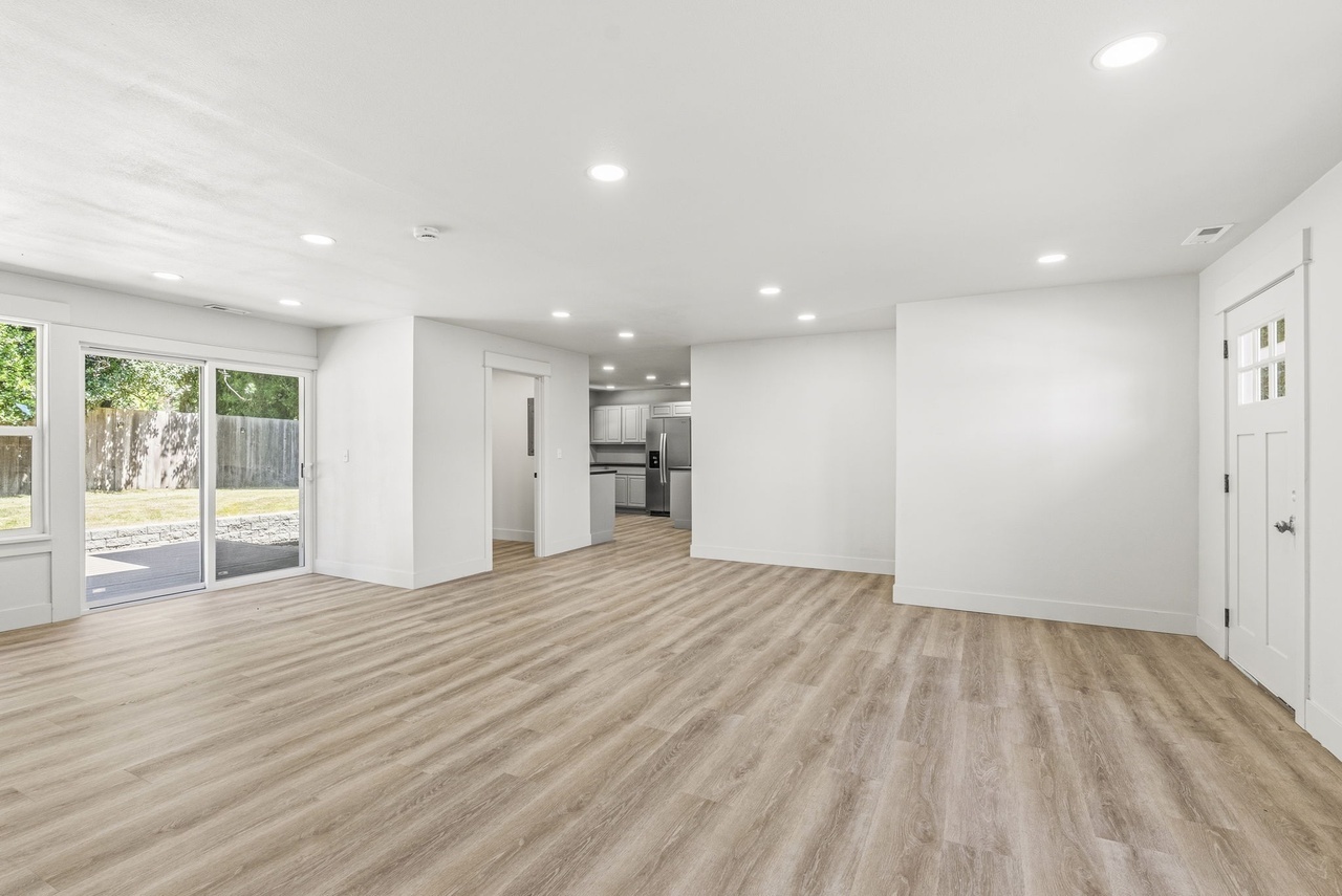 305 W 8th St – photo 3