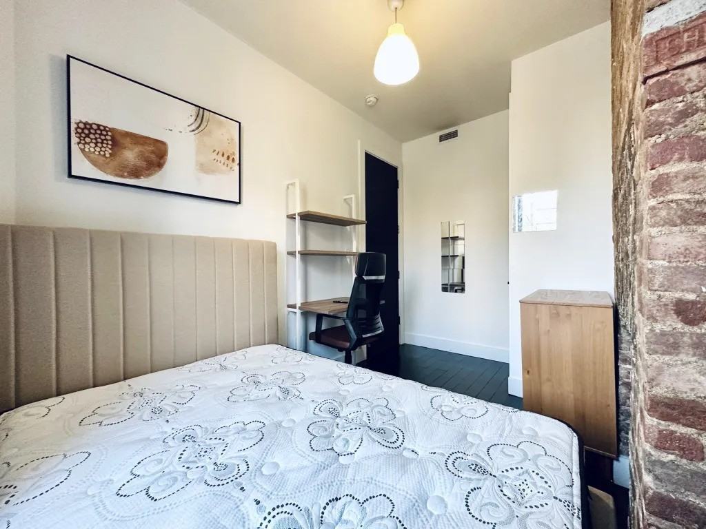 Private Bedroom in 3 Bedroom/1 Bathroom Home – photo 2