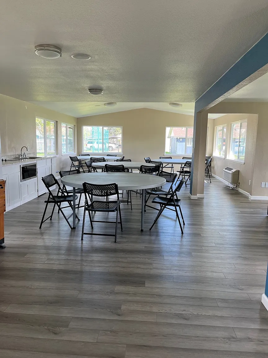 Churchill Village Apartments – photo 1