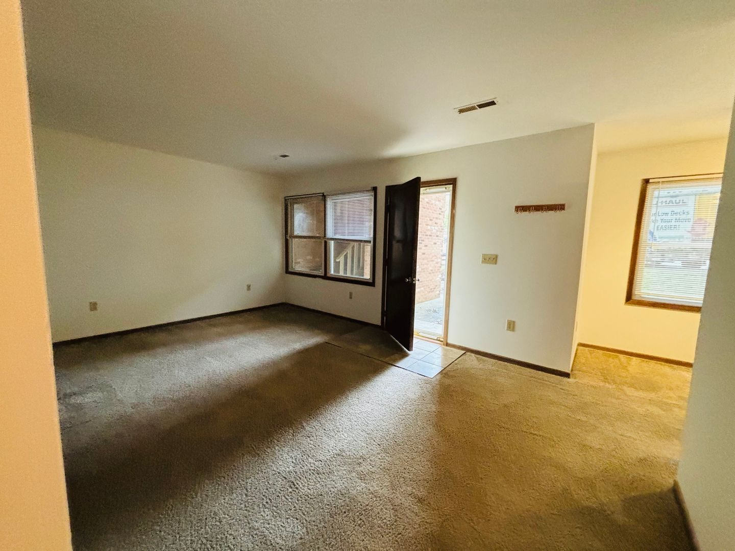 1744 Donlee Dr – photo 2