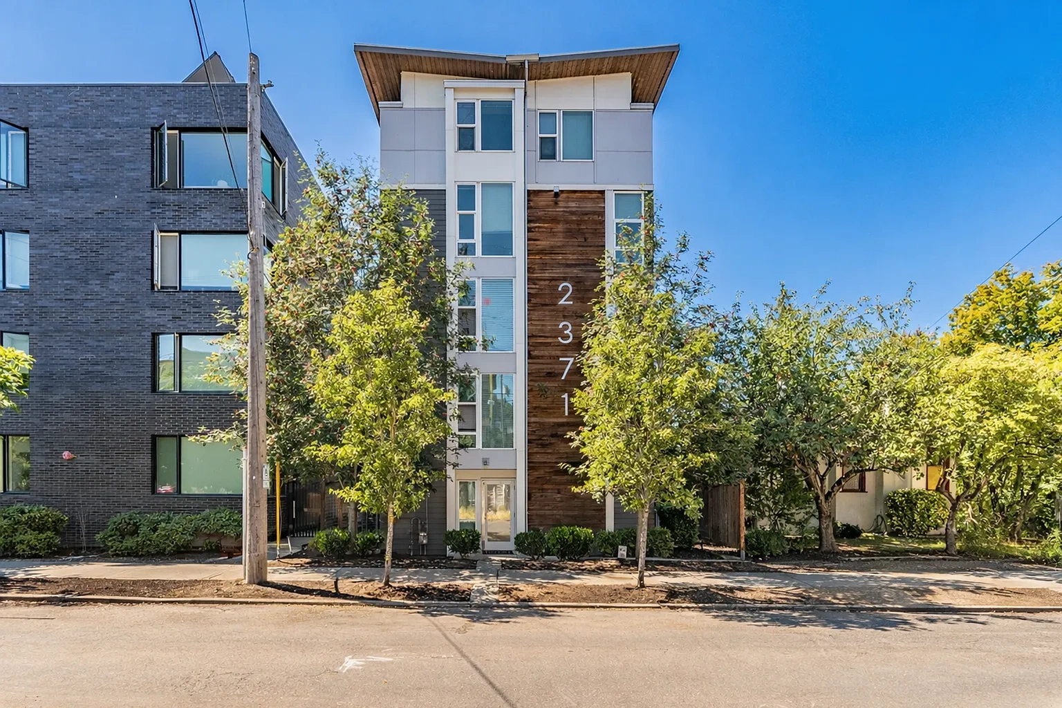 2371 Franklin Apartments – photo 2
