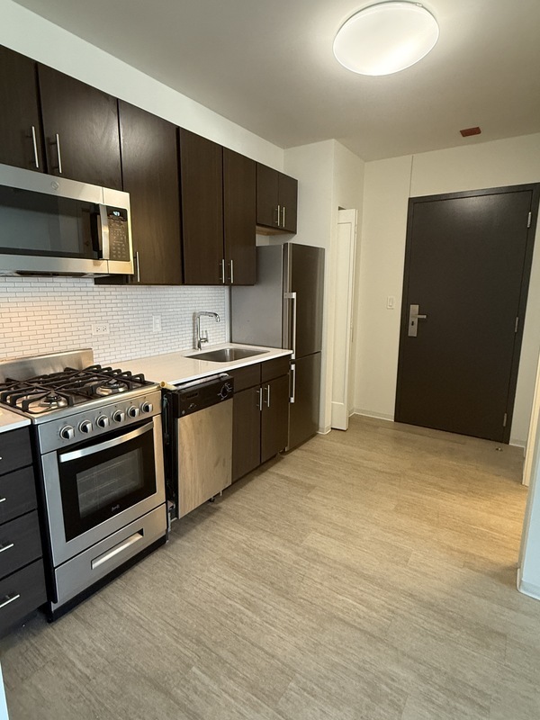 152 W Superior St – photo 2