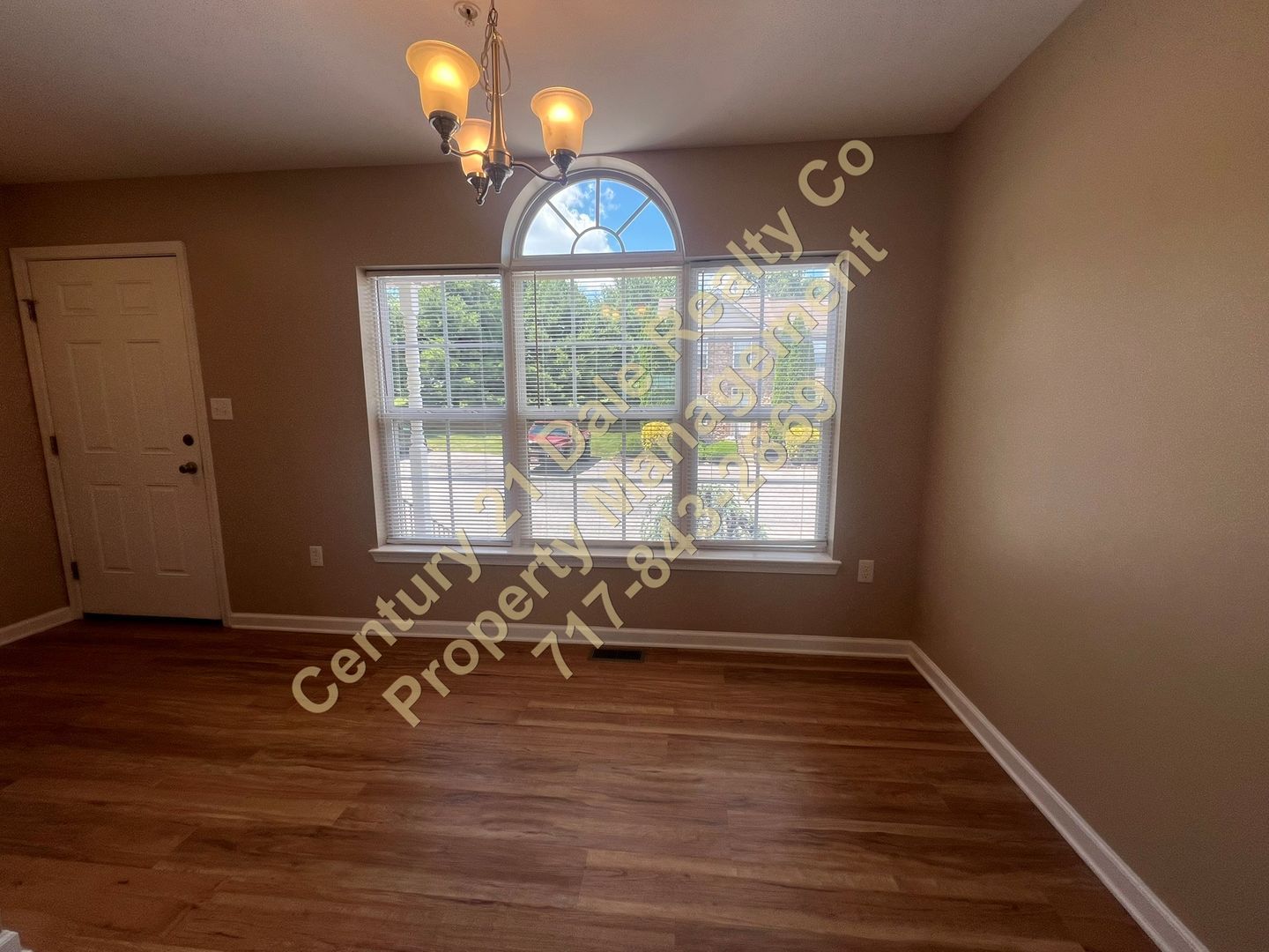 210 Royal Dr – photo 4