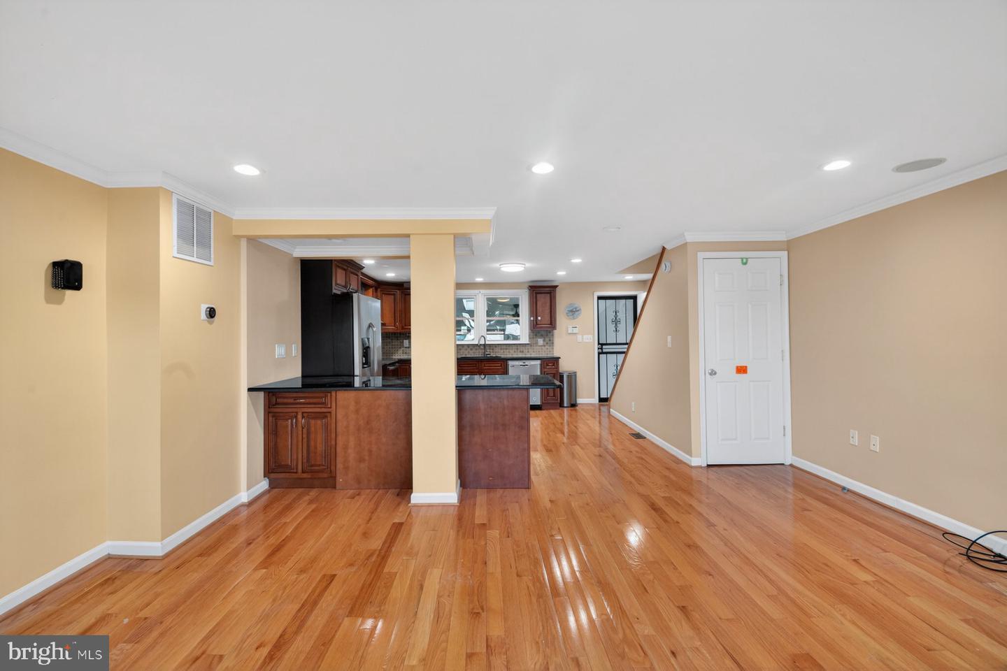 643 47th St – photo 3