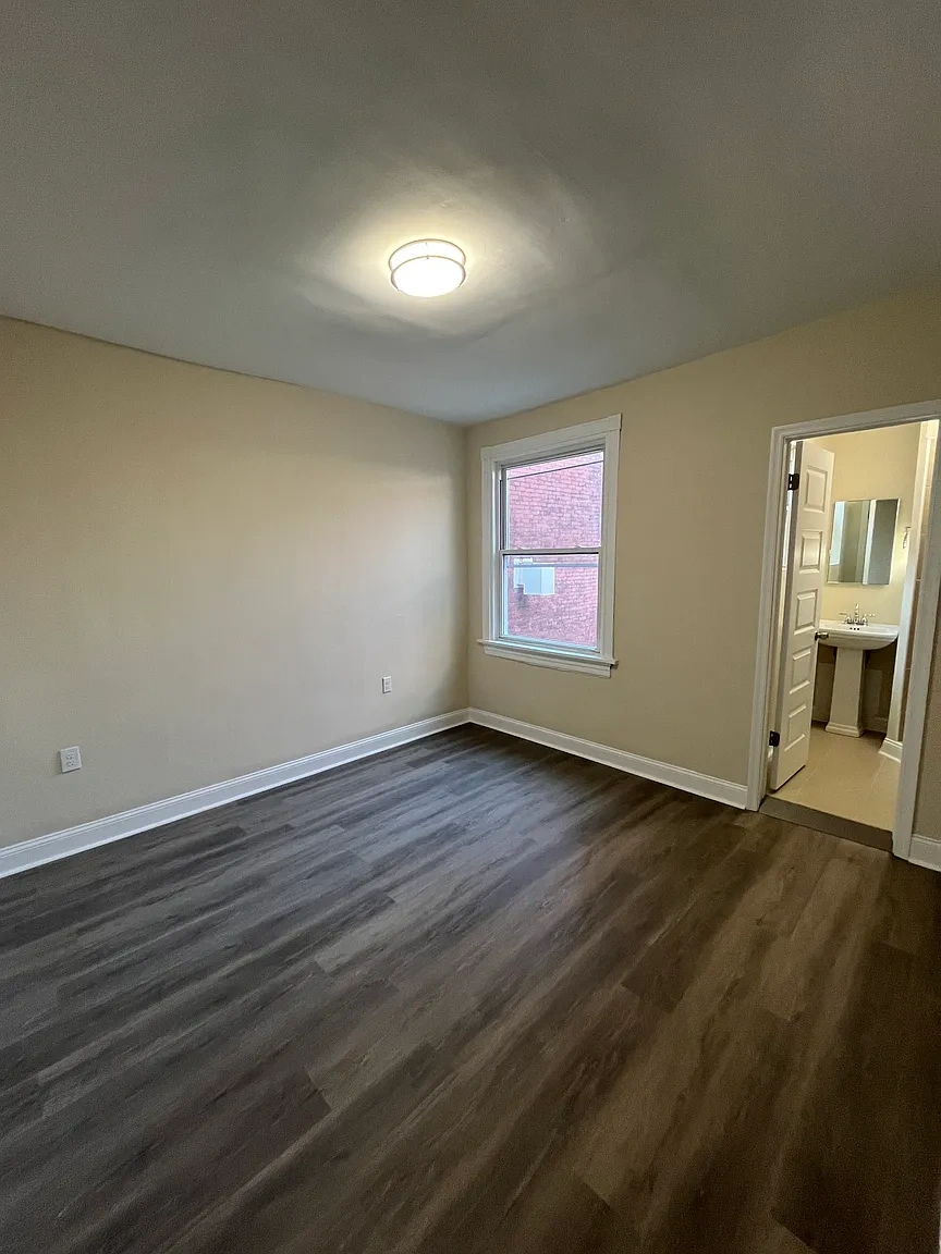 West Franklin Apts – photo 4