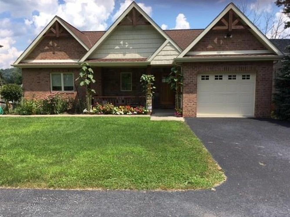 320 Lakeside Dr N – photo 1