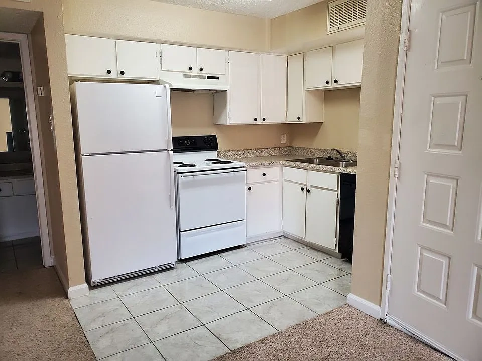 PLAZA VERDE CONDOS – photo 3