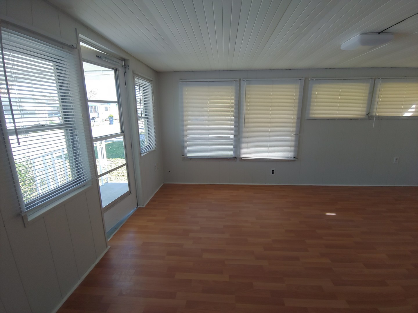 912 49th Ave W – photo 3
