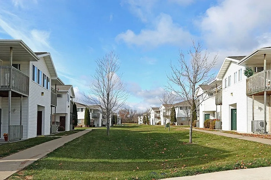 BREEZEWOOD APARTMENTS – photo 2