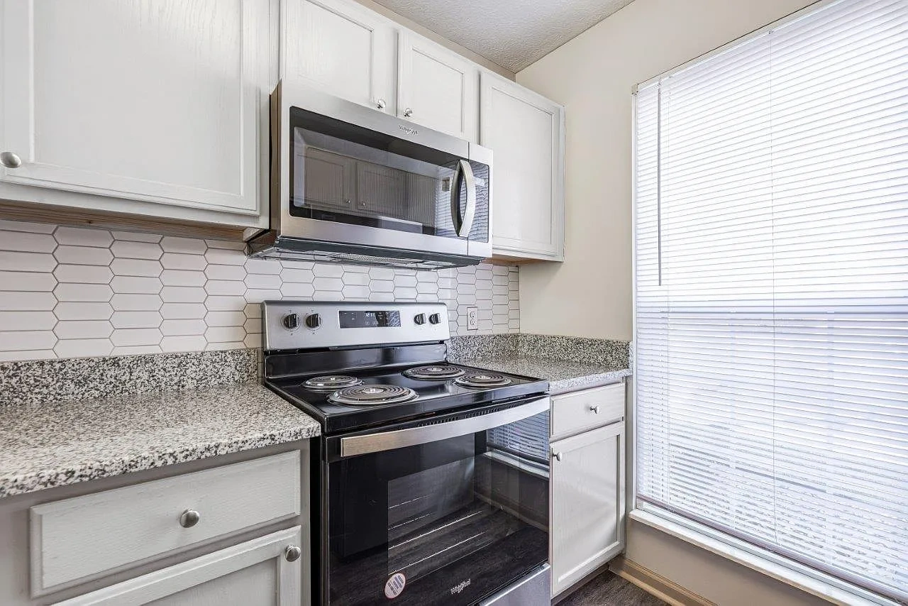 Eastpointe Lakes Apartments and Townhomes – photo 2