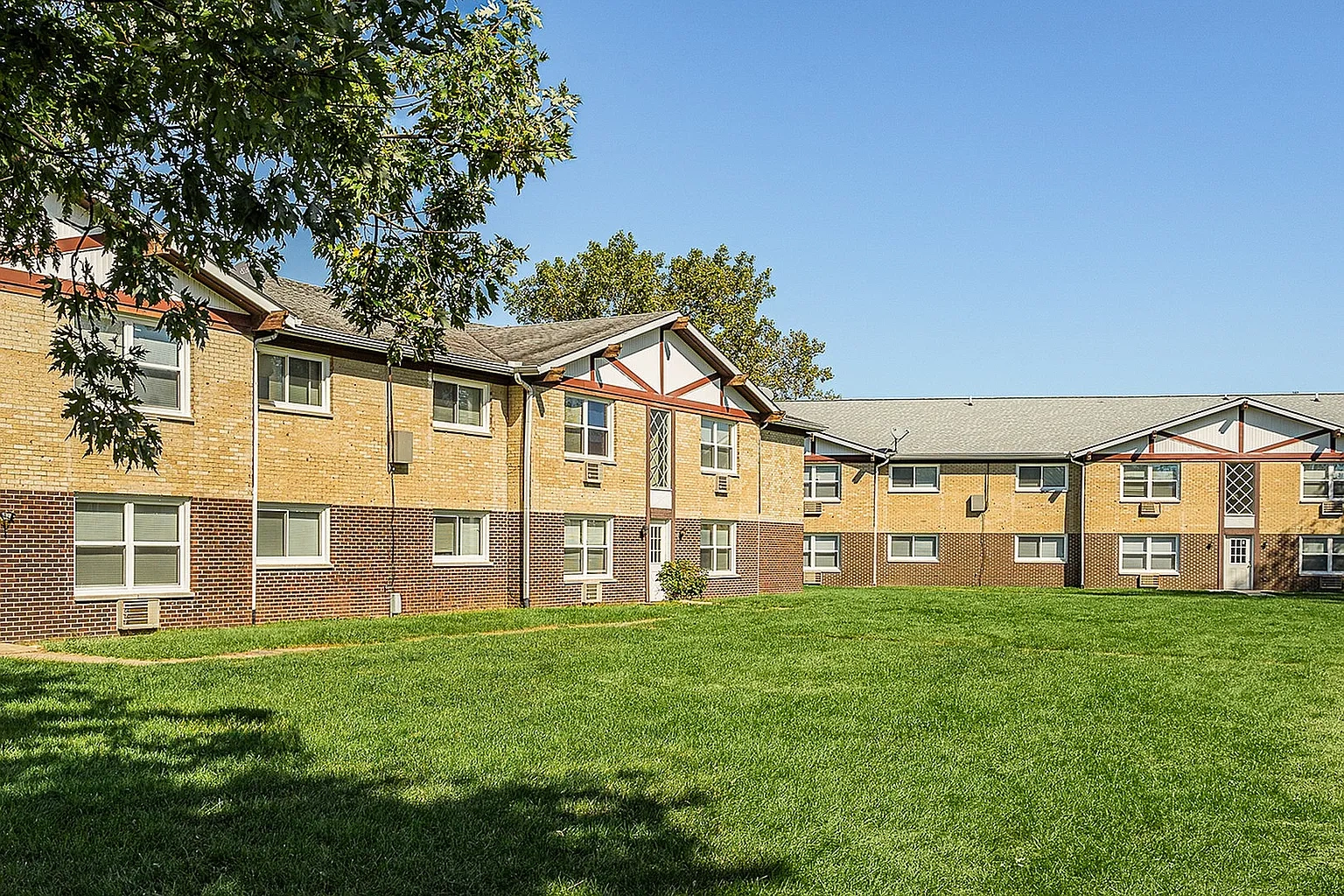 Town & Country Apartments – photo 4