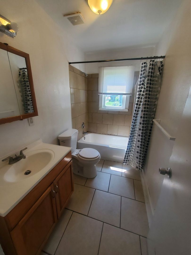 1634 Mead St unit Unit 1 - Lower Front – photo 5