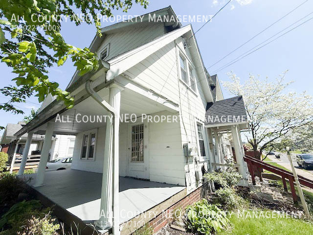 900 Roslyn Ave SW – photo 2