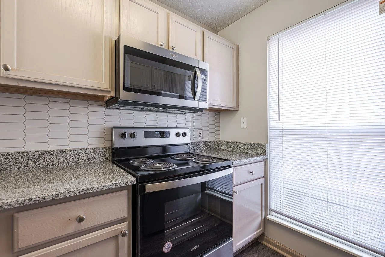 Eastpointe Lakes Apartments and Townhomes – photo 4