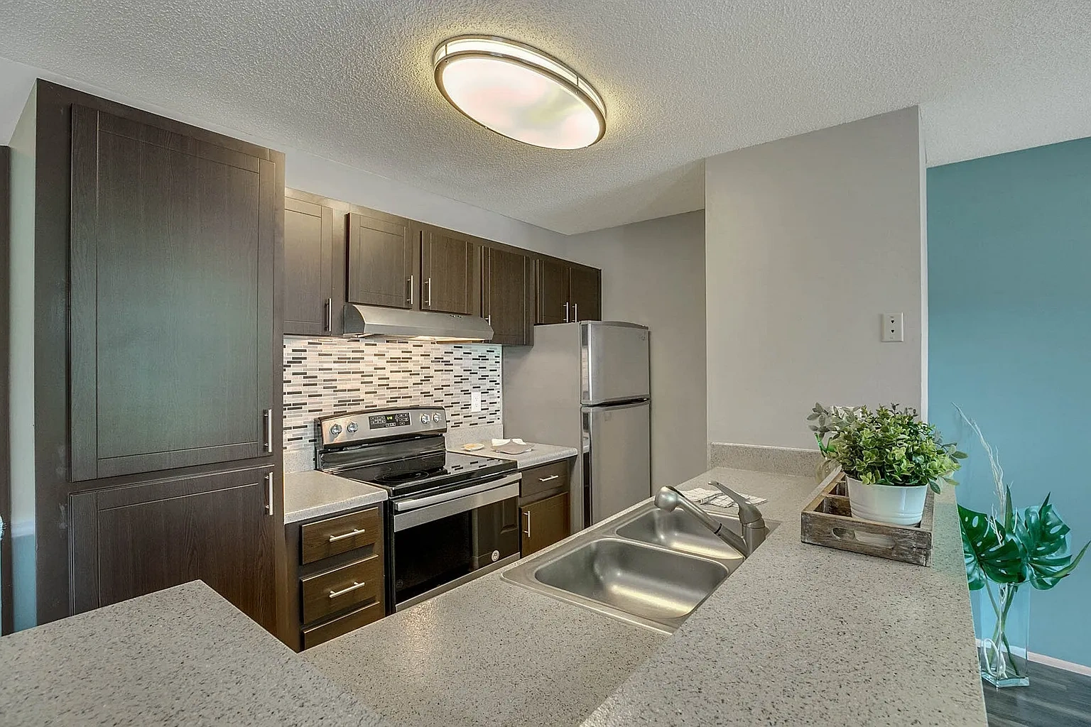 Lakeside Central Apartments – photo 3