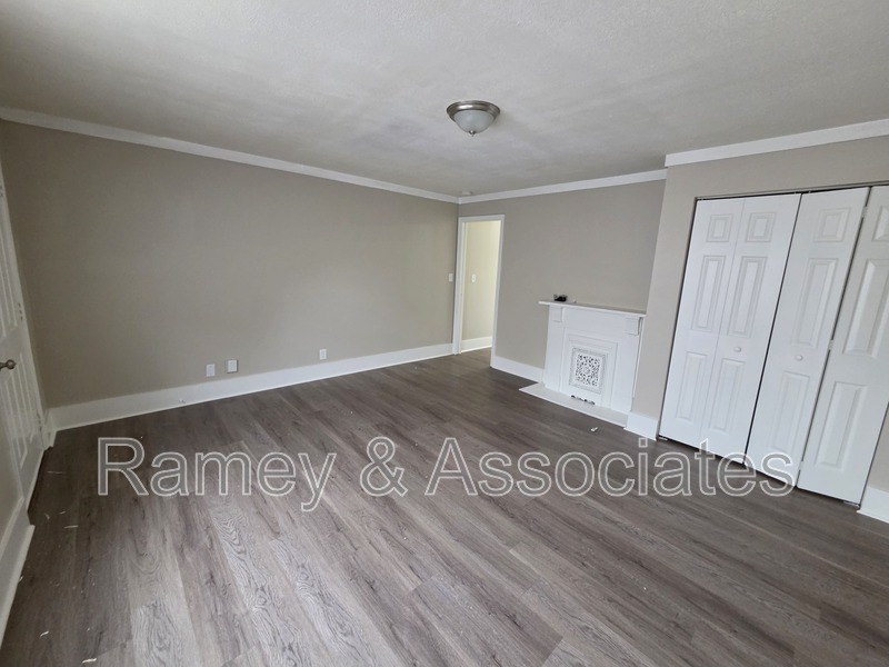 2402 Rowan St – photo 5