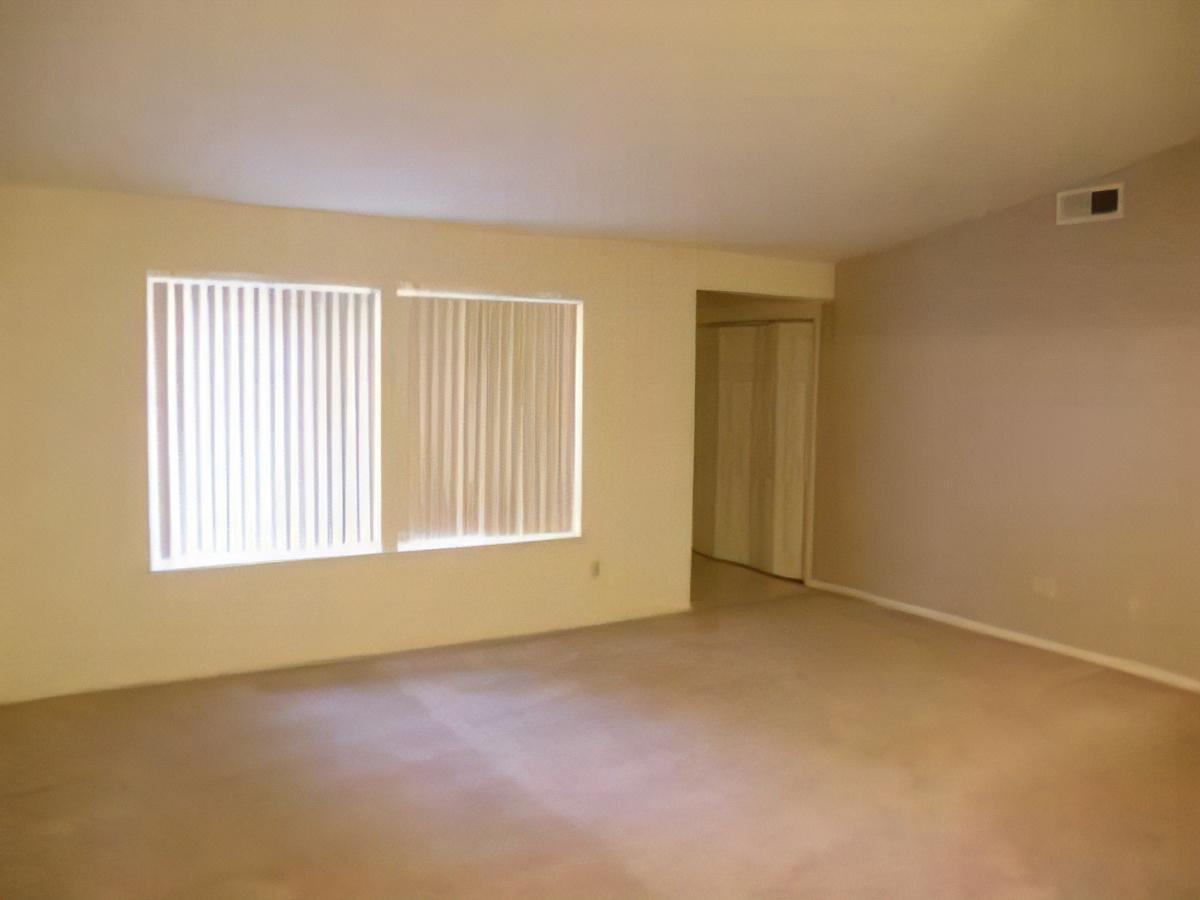 4144 N Valentine Ave unit n/a – photo 2