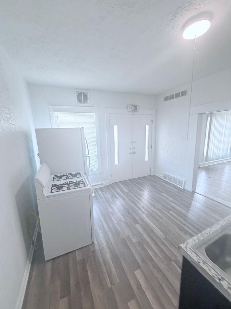 4438 Pearl Rd unit Unit 3 – photo 5