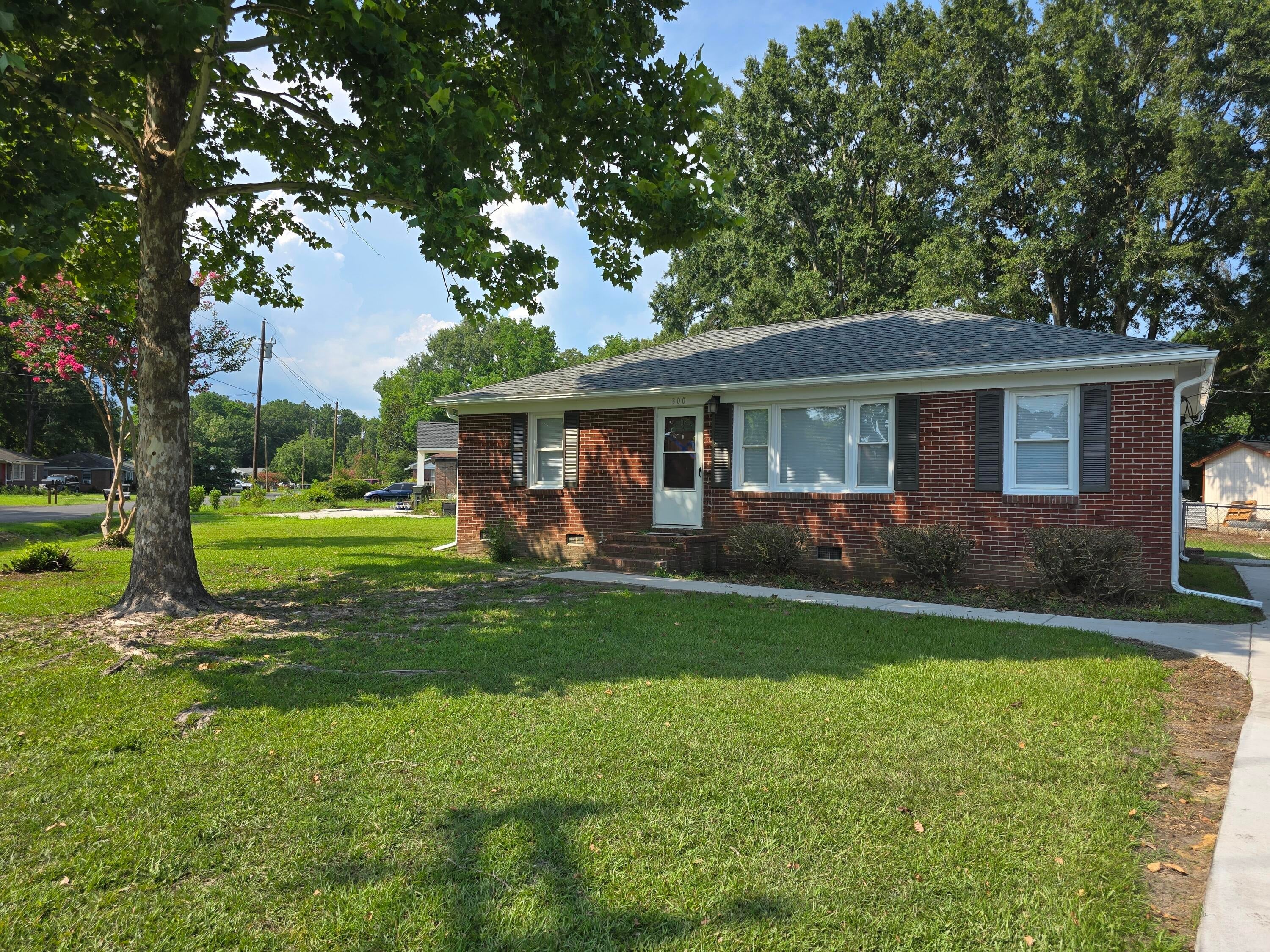 300 Mary Scott Dr – photo 2