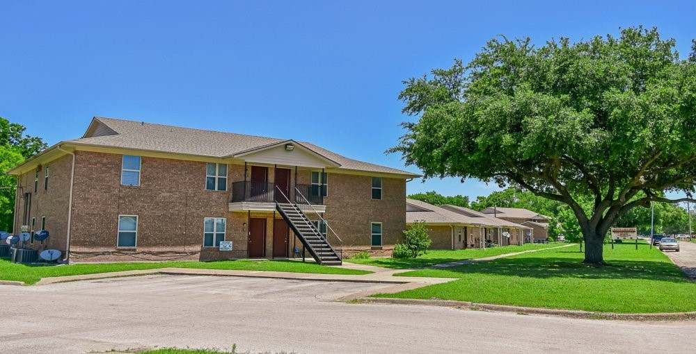 200 Daniels Dr – photo 2