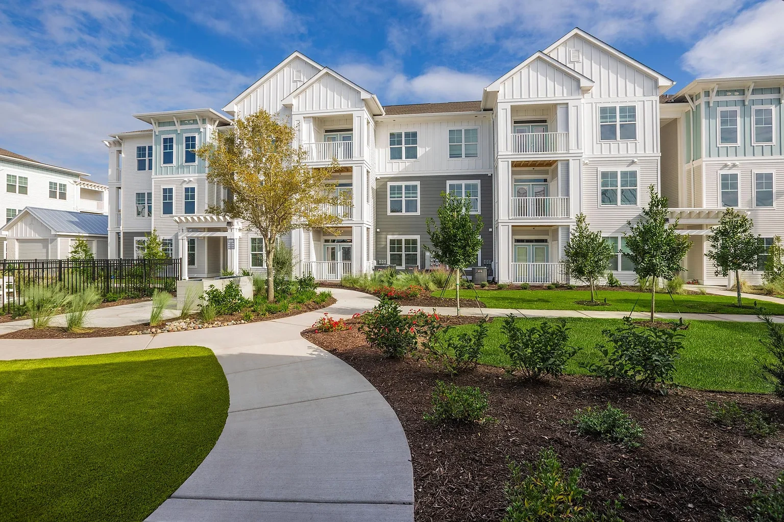 Middle Sound West Apartments – photo 4