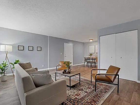 640 King St – photo 4