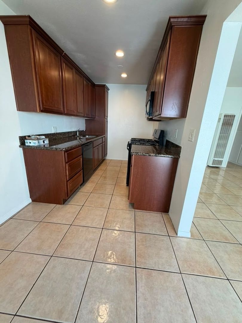 932 Temple Ave unit C – photo 2