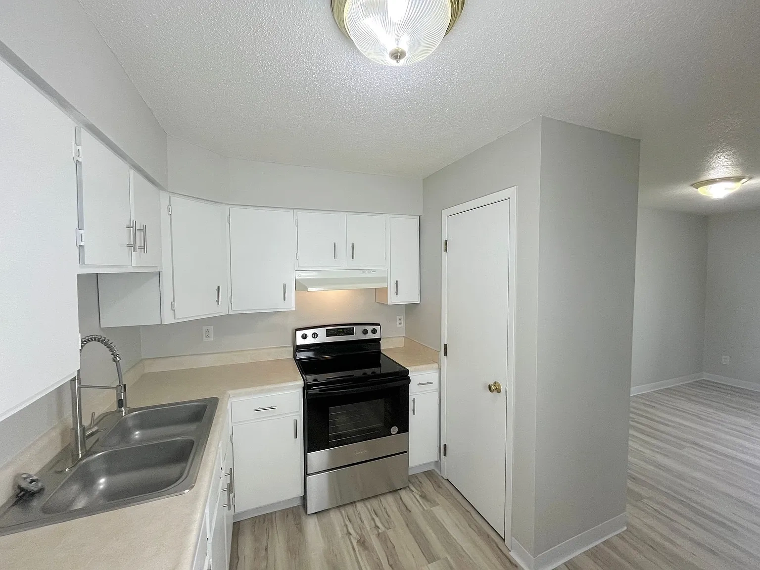Burbank Village Apartments – photo 5