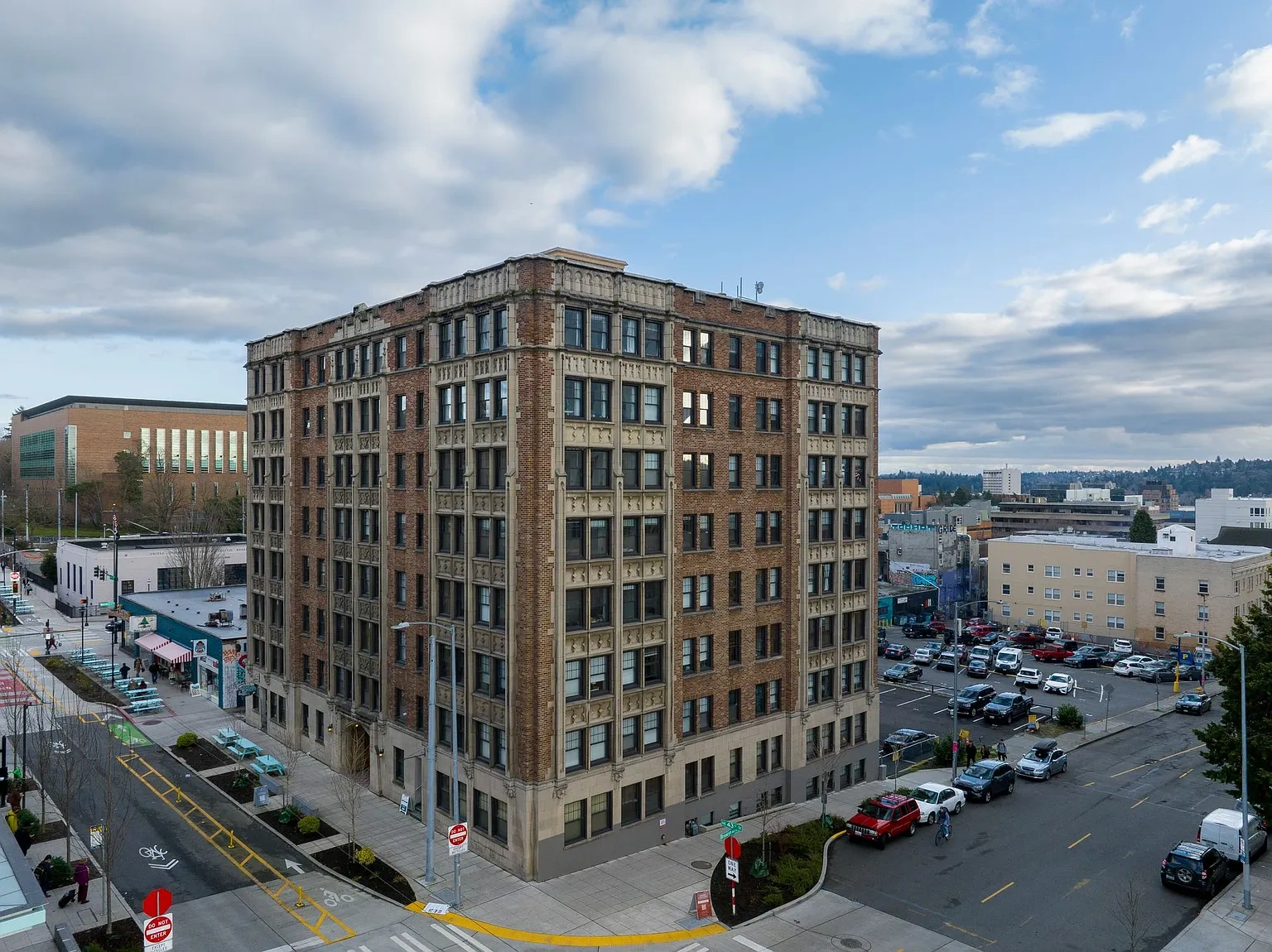 Comfortable Urban Living in a Classic Brick Building Near UW & Light Rail – photo 4