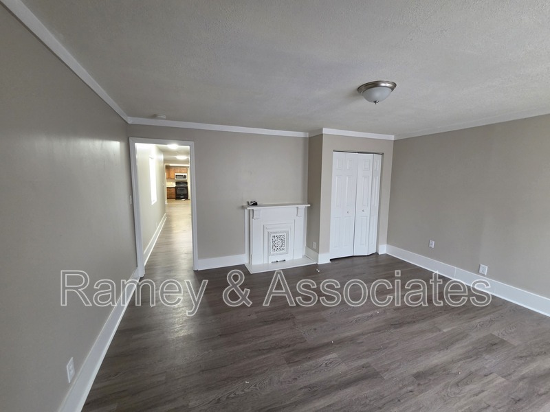 2402 Rowan St – photo 4