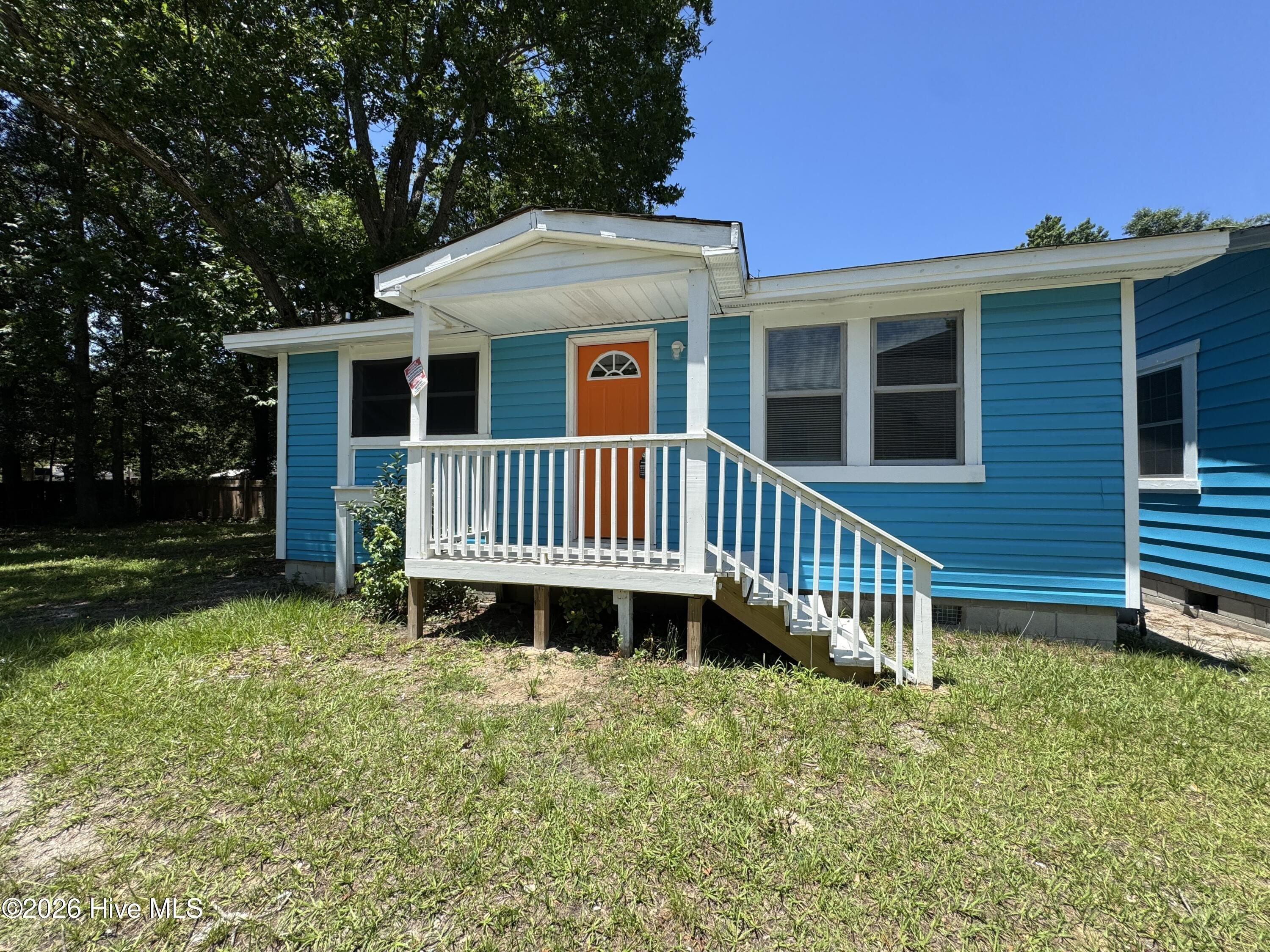 565 Manly Ave #B – photo 2
